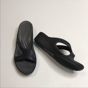 CROCS Sanrah low wedge heel in black/gray sz 8